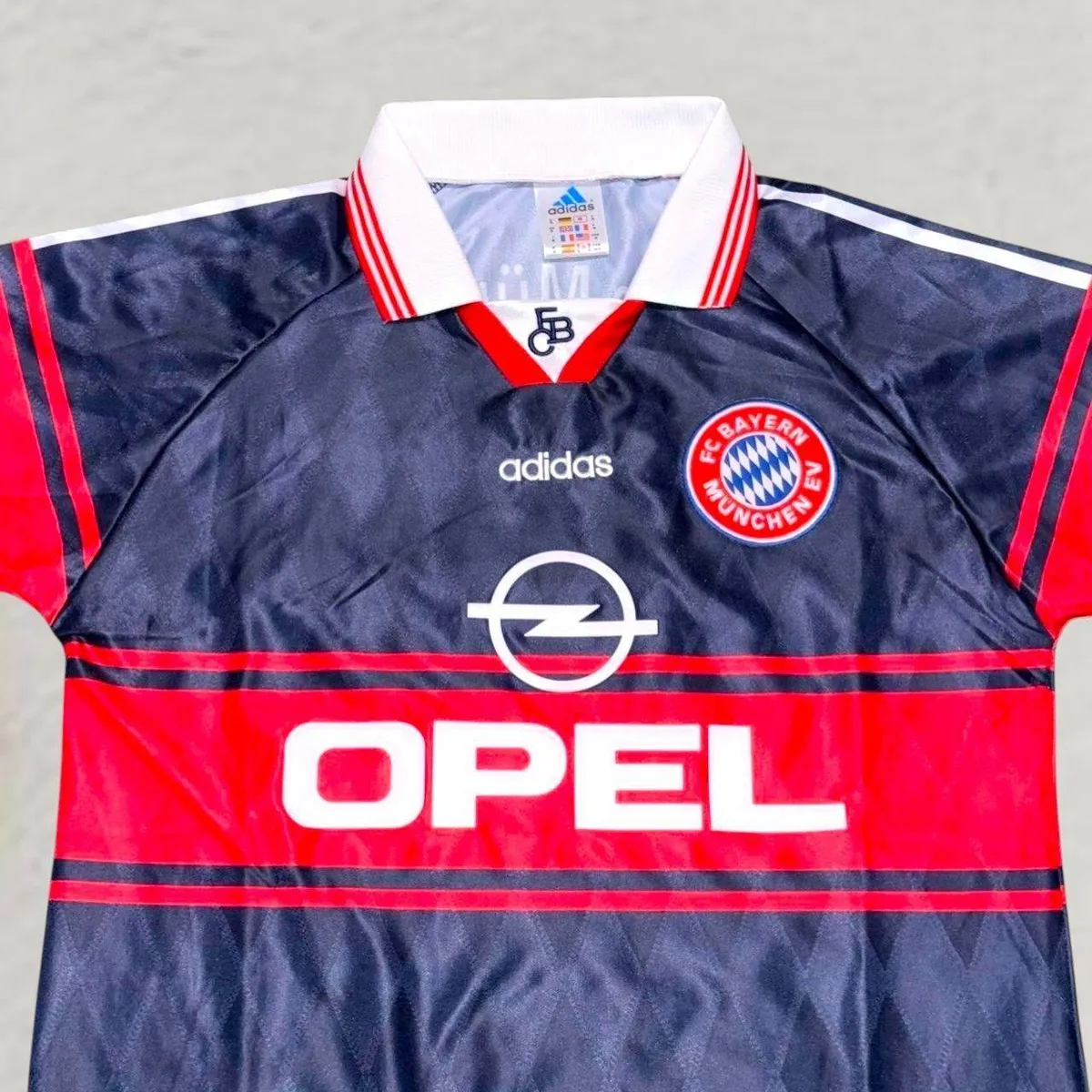 Bayern Munich 1997-99 Away Shirt in navy, red view 3