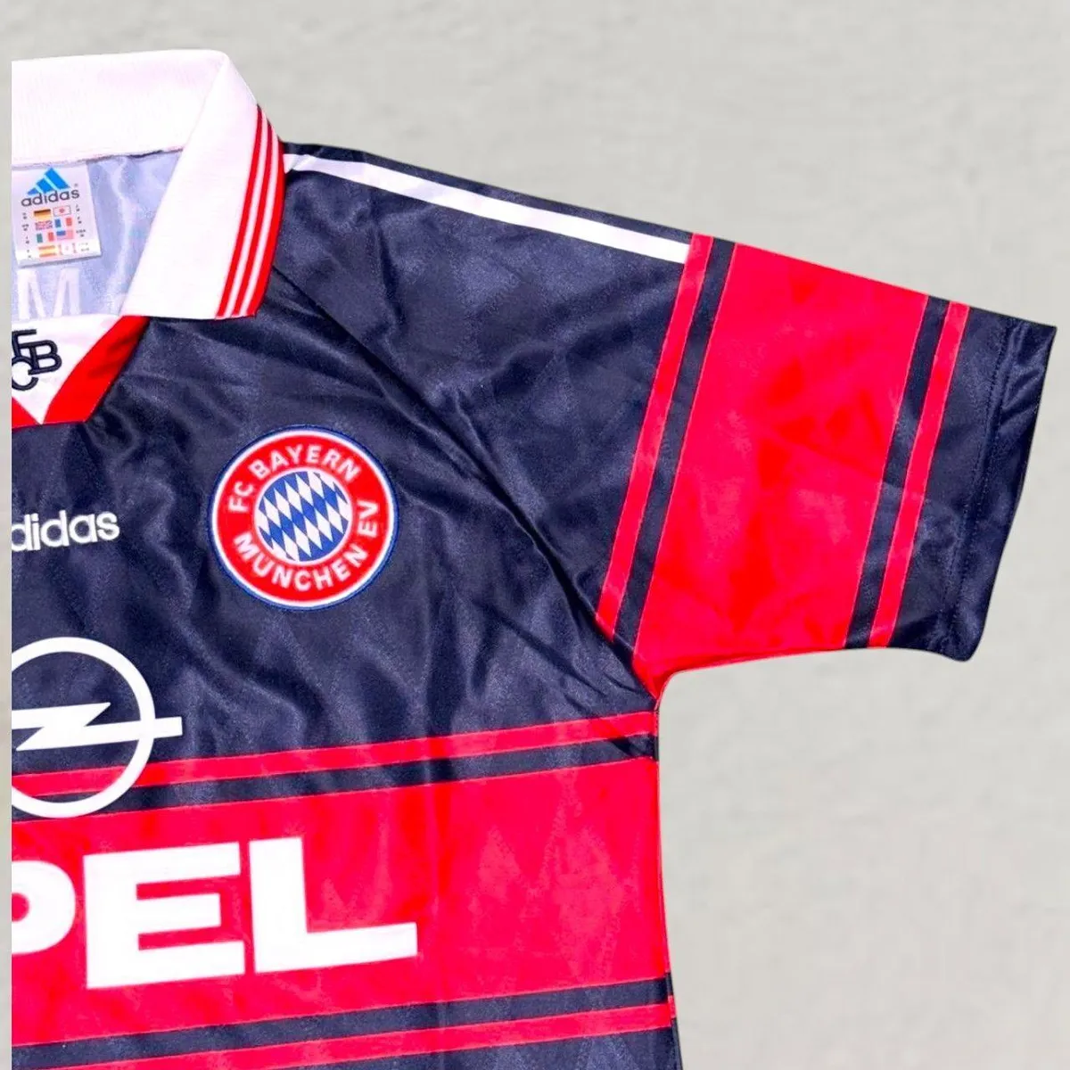 Bayern Munich 1997-99 Away Shirt in navy, red view 4