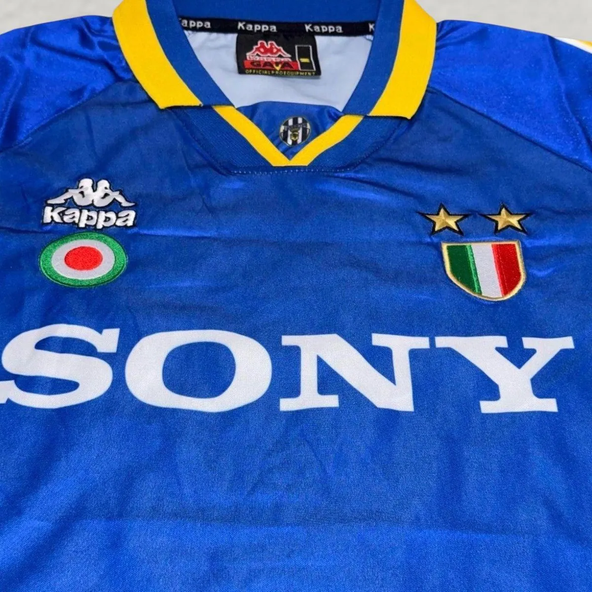 Juventus 1995-96 Away Shirt in blue, gold view 4