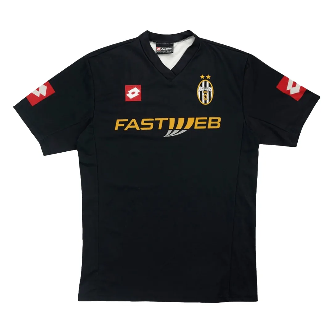 Juventus 2001-02 Away Shirt in black, gold view 3