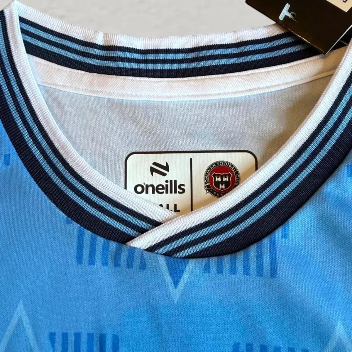 Bohemians x Oasis 2025 FAI Cup Jersey in sky blue, navy, white view 5