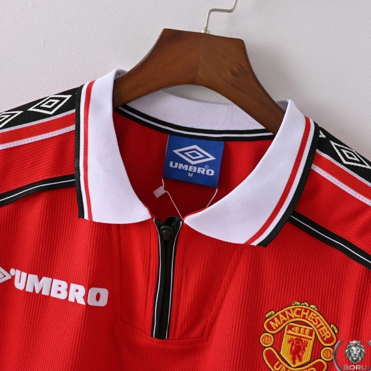 Manchester United 1998-99 Home Shirt in red, white, black view 4