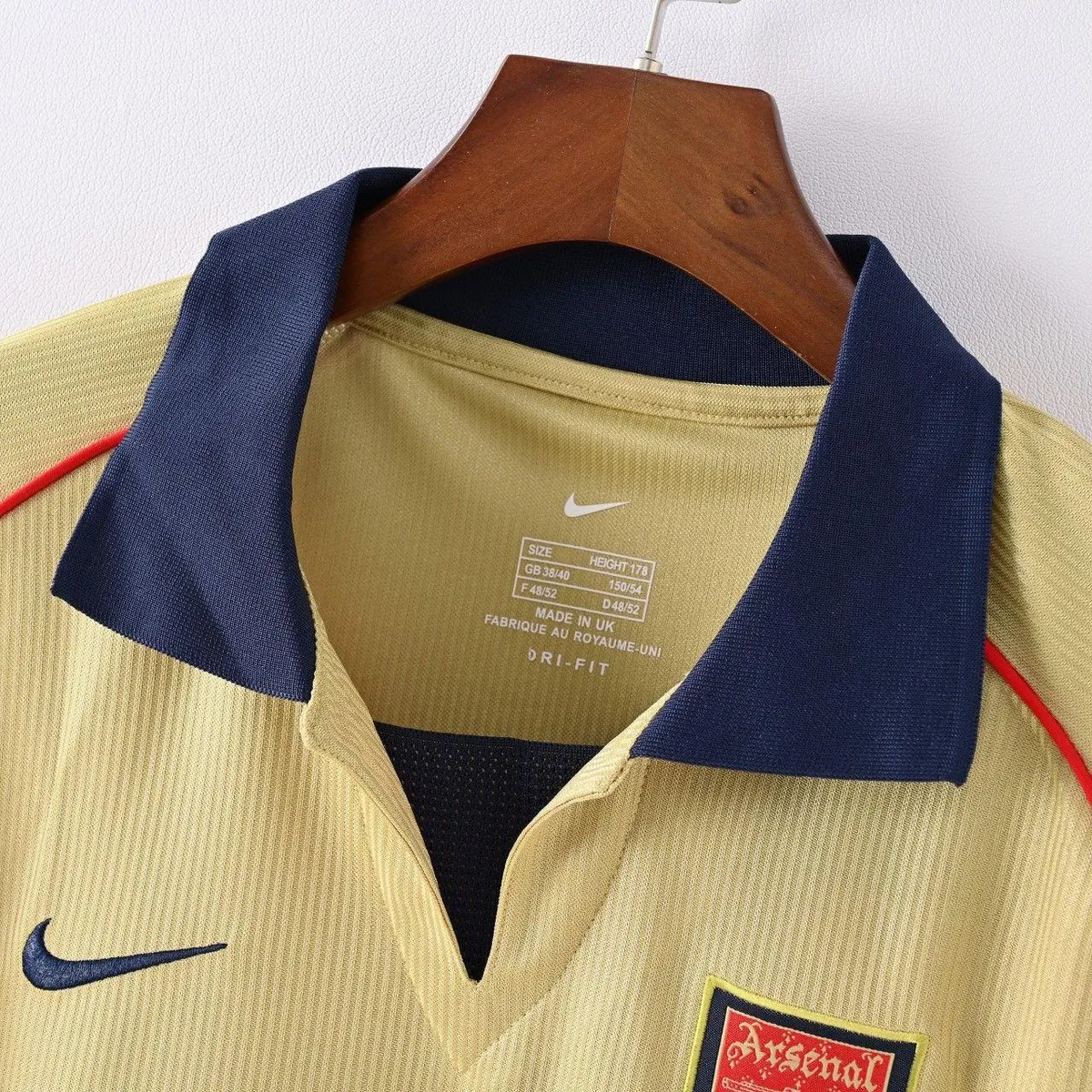 Arsenal 2001-02 Away Shirt in gold, navy, red view 6