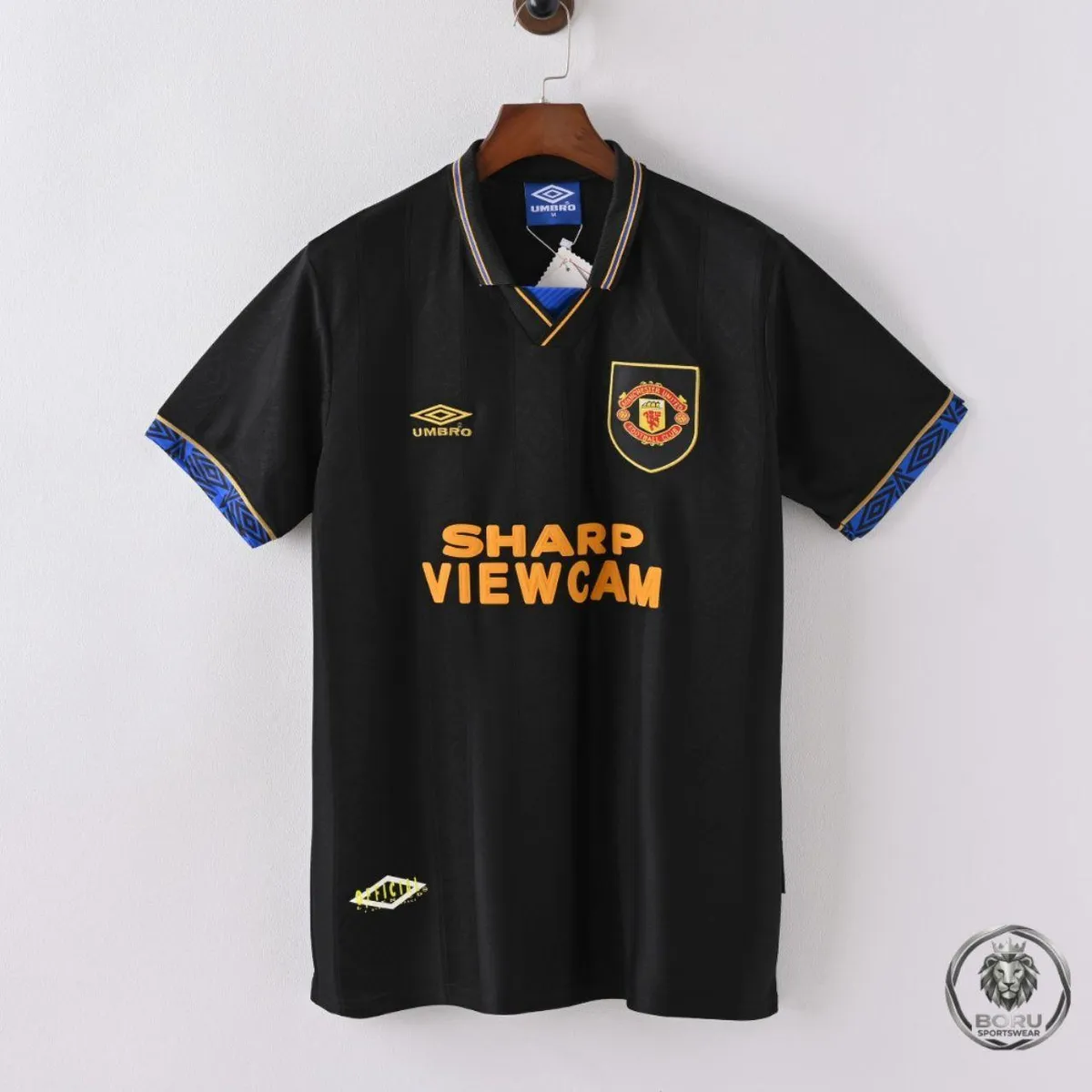 Manchester United 1993-95 Away Shirt in black, gold