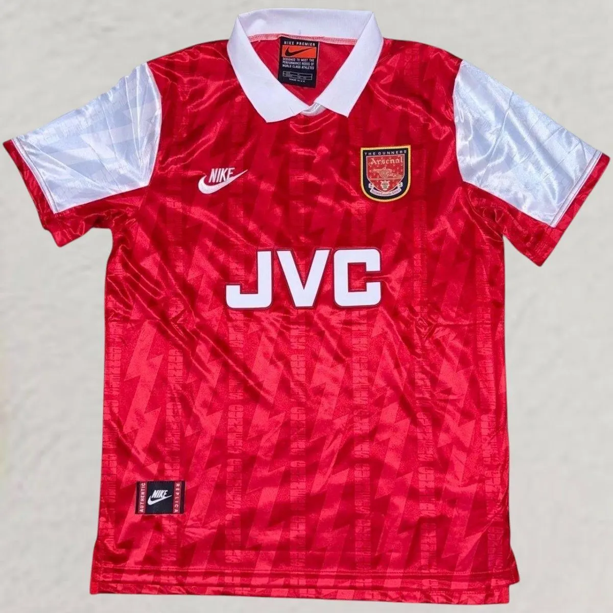Arsenal 1994-96 Home Shirt in red, white