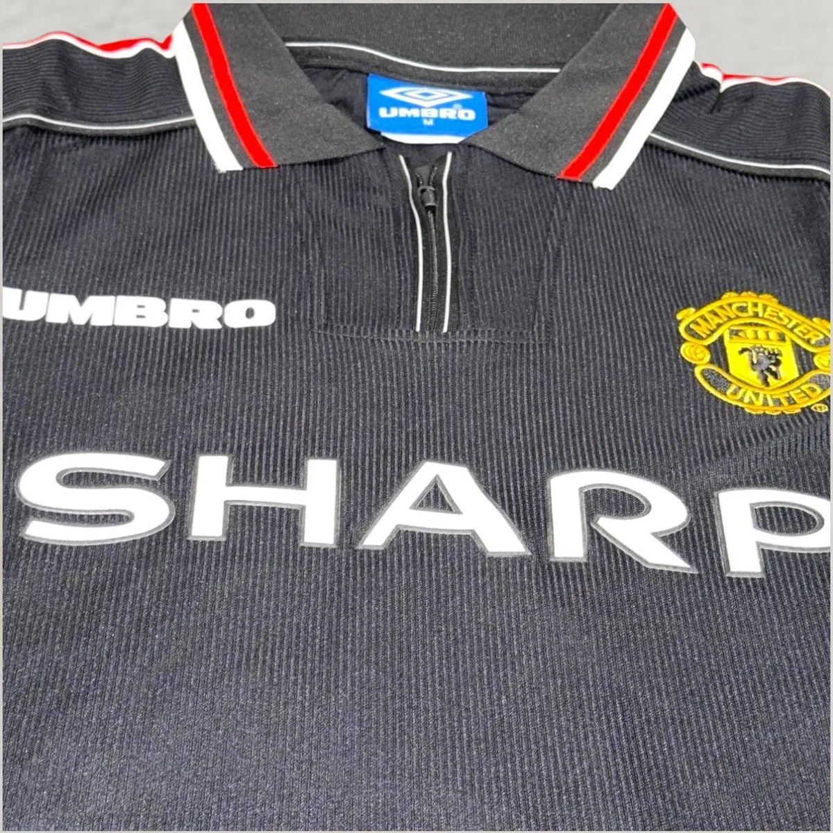 Manchester United 1998-99 Third Shirt in black, red, white view 4
