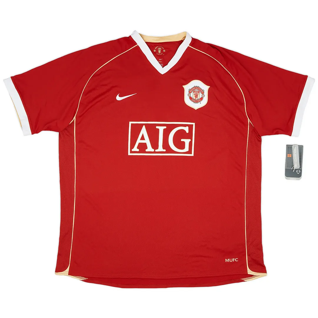 Manchester United 2006-07 Home Shirt in red, gold view 3