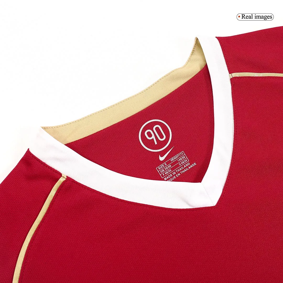 Manchester United 2006-07 Home Shirt in red, gold view 4